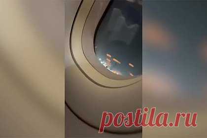 Турбина самолета взорвалась во время взлета и попала на видео. Во время взлета у самолета авиакомпании IndiGo загорелась турбина. В пятницу, 28 октября, самолет индийской авиакомпании собирался вылетать из Дели в Бангалор. Как только лайнер начал движение по взлетно-посадочной полосе, его правая турбина, по словам пассажиров, издала громкий хлопок и загорелась.