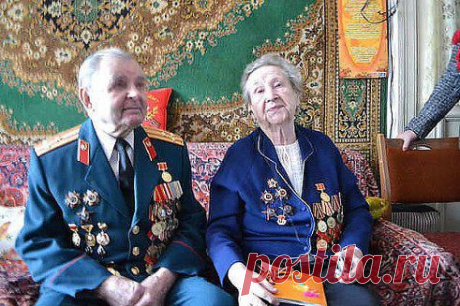 ДЕДУШКЕ-97 лет, БАБУШКЕ-95, ОНИ ВОЕВАЛИ ВМЕСТЕ, ПОЖЕНИЛИСЬ И УЖЕ БОЛЕЕ 70 ЛЕТ ВМЕСТЕ!!!!!!!!.ЖМИТЕ КЛАСС ,ПУСТЬ НА НИХ ПОСМОТРЯТ ПОБОЛЬШЕ ЛЮДЕЙ