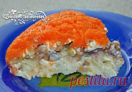 Салат &quot;Лисичка&quot; 
Простой, но очень нежный и вкусный салат! 
Ингредиенты: 
-2 филе куриной грудки 
-3 маринованных огурца 
-200 гр. корейской моркови 
-200 гр. сыра 
-2 зубчика чеснока 
-майонез 
-зелень.