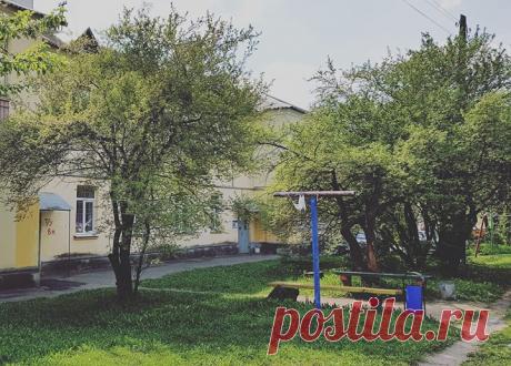 ​Мы возвращались с пробежки, когда мой друг сказал: &quot;А давай пройдемся до офиса новым путем&quot;. Я согласился. Насколько я был удивлен, когда в нескольких десятков метров от нашей привычной дороги, которой мы ежедневно ходим на работу, я заметил... совершенно изолированный двор. Он был практически со всех сторон закрыт деревьями. С одной стороны - старый двухэтажный дом на несколько квартир, а с другой - гаражи. На потрескавшемся асфальте виднелись белые лепестки. Из-за угла дома вышел…