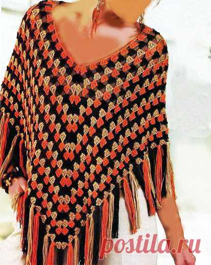 Яркое пончо крючком и шапочка с поперечной косой спицами