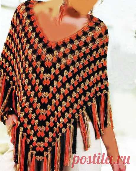 Яркое пончо крючком и шапочка с поперечной косой спицами