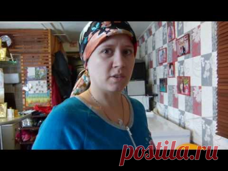Жена на кухне. Жизнь в деревне.