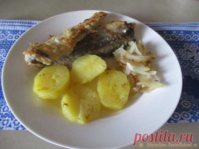 Всегда жарю рыбу только «по - ленинградски», незабываемый вкус советских столовых В прошлом века во многих студенческих и рабочих столовых подавали незамысловатое, но очень популярное блюдо рыба по - ленинградски. Народная любовь к жаренной рыбе, которую подавали с жаренным луком и отварным картофелем объяснялась не только невысокой ценой, но и хорошими вкусовыми качествами.