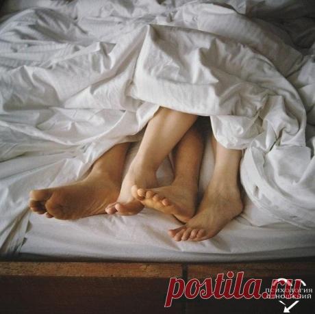 «Я и ты, нас только двое?» Прекрасное стихотворение Валентина Гафта: Я и ты, нас только двое? О, какой самообман. С нами стены, бра, обои, Ночь, шампанское, диван. С нами тишина в квартире И за окнами капель, С нами всё, что в этом мире Опустилось на постель. Мы — лишь точки мирозданья, Чья-то тонкая резьба, Наш расцвет и угасанье Называется — судьба. Мы в лицо друг другу дышим, Бьют часы в полночный час, А над нами кто-то свыше Всё давно решил за нас.