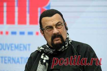 Стивен Сигал зарегистрировал в России компанию на Матросской Тишине. Актер Стивен Сигал зарегистрировал в России компанию «Пять элементов», которая будет заниматься производством и продажей безалкогольных напитков в РФ. Из базы данных Единого государственного реестра юридических лиц (ЕГРЮЛ) следует, что ООО было оформлено 22 марта. Соучредителем организации выступает сын артиста.