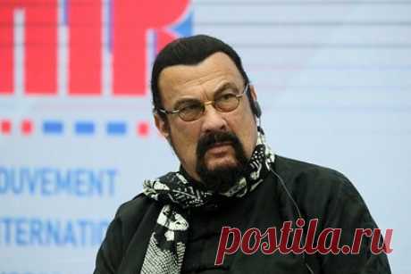 Стивен Сигал зарегистрировал в России компанию на Матросской Тишине. Актер Стивен Сигал зарегистрировал в России компанию «Пять элементов», которая будет заниматься производством и продажей безалкогольных напитков в РФ. Из базы данных Единого государственного реестра юридических лиц (ЕГРЮЛ) следует, что ООО было оформлено 22 марта. Соучредителем организации выступает сын артиста.