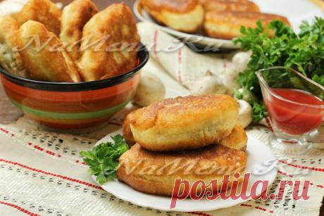 Жареные пирожки с картошкой и грибами Рецепт приготовления вкусной домашней выпечки. Постные жареные пирожки с начинкой из картофеля, свежих грибов и специй можно подать на праздничный стол, взять с собой на отдых, в дорогу или на работу.