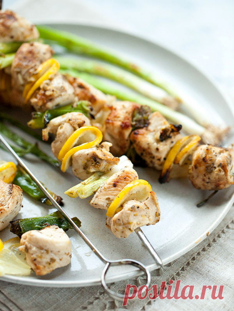 Куриные шашлыки с лимоном и зеленым луком
Ароматный шашлык из кусочков куриной грудки с ломтиками лимона и стеблями зеленого лука.