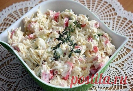 БЕЗУМНО ЛЕГКИЙ И ВКУСНЫЙ САЛАТИК «Русалочка» Готовится за 15 минут! Классный вариант для ужина! И недолго и сытно. Ингредиенты: Крабовые палочки — 100 гр. Плавленный сырок — 1 шт. Яйцо — 3 шт.