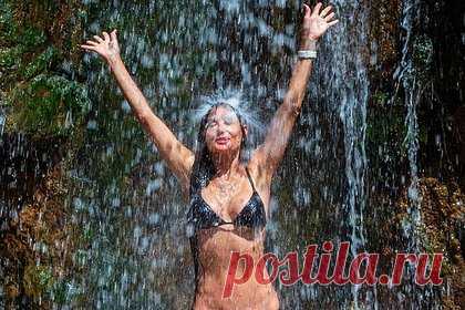 60-летняя Деми Мур снялась в бикини под водопадом. Актриса и бывшая модель Деми Мур снялась в купальнике во время путешествия по реке Колорадо в Большом каньоне, США. На размещенном снимке 60-летняя звезда позировала под водопадом, стоя с поднятыми руками и закрытыми глазами. При этом она надела черное бикини, которое подчеркивало ее стройную фигуру.