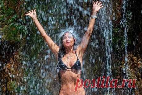 60-летняя Деми Мур снялась в бикини под водопадом. Актриса и бывшая модель Деми Мур снялась в купальнике во время путешествия по реке Колорадо в Большом каньоне, США. На размещенном снимке 60-летняя звезда позировала под водопадом, стоя с поднятыми руками и закрытыми глазами. При этом она надела черное бикини, которое подчеркивало ее стройную фигуру.