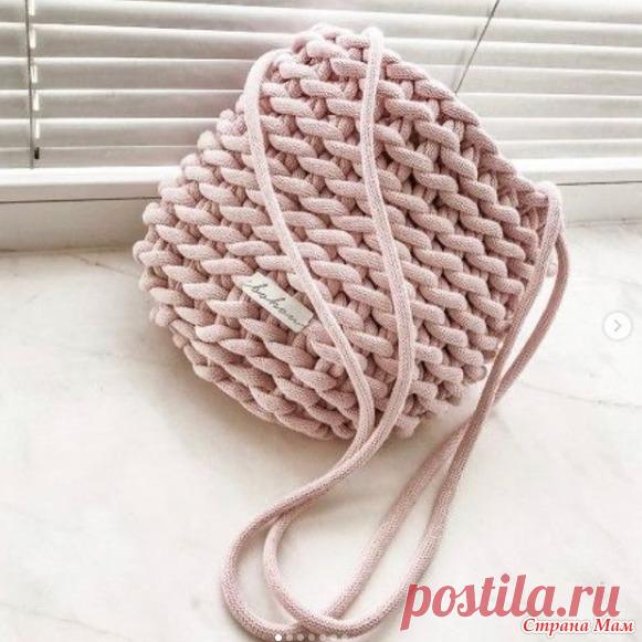 Ищу узор, помогите кто видел такой ) Увидела сумочку в пинтересте, хочу связать такую же, но не могу понять как вязать такой узор. Может кто видел схему или видео? Поделитесь ссылочкой.