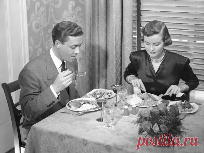 15 правил застольного этикета разных стран, которые собьют с толку любого