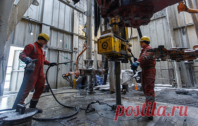 Bloomberg: нефтедобыча РФ в 2023 году показала устойчивость к санкциям Запада. По словам аналитика агентства Kpler Виктора Катоны, уход крупных западных нефтесервисных компаний из России оказал минимальное влияние