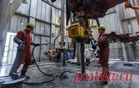Bloomberg: нефтедобыча РФ в 2023 году показала устойчивость к санкциям Запада. По словам аналитика агентства Kpler Виктора Катоны, уход крупных западных нефтесервисных компаний из России оказал минимальное влияние