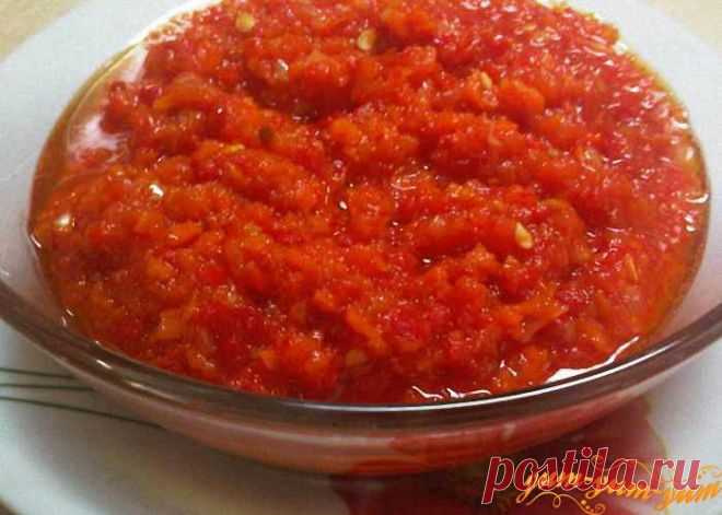 Рецепт аджики на зиму с чесноком и помидорами.