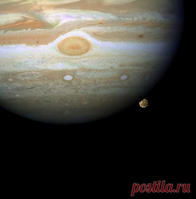 2. Спутник Юпитера, Ганимед, показан в тот момент, когда он начинает скрываться за гигантской планетой. Состоящий из каменистой породы и льда спутник - самый крупный в Солнечной системе, даже больше планеты Меркурий.