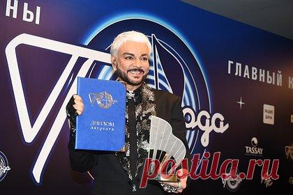 Киркоров захотел передать свой гонорар пострадавшим при обстреле Белгорода. Российский эстрадный певец Филипп Киркоров захотел помочь пострадавшим при обстреле Белгорода, назвав атаку ВСУ на город бесчеловечной. Артист заявил, что намерен передать им свой гонорар за участие в телепроекте «Новогодняя Маска», выпуск которого транслировался на телеканале НТВ.