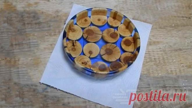 Тарелка из спилов дерева и эпоксидной смолы В данном обзоре автор YouTube канала «Дачный умелец» поделится с нами идеей, как сделать прикольную декоративную тарелку из спилов дерева и эпоксидной