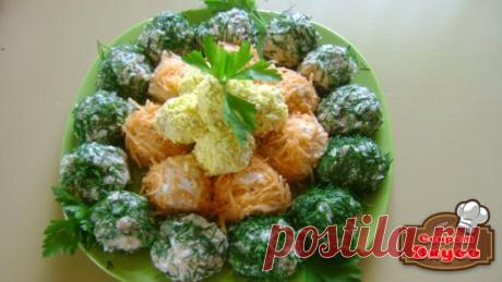 Салатик - Наивкуснейшие шарики!
Ингредиенты:
куриная грудка отварная
отварная морковь
укроп
2 вида сыра (я используя маасдам и король Артур)
майонез
Приготовление:
Курицу режем мелкими кубиками,чем мельче тем лучше
Морковь трем на мелкой терке.
Укроп мелко шинкуем
Сыра я беру 2 вида. Один для обсыпки,другой добавляю в сам салат. Один более пряный,другой нежный. В зависимости от того чего вам хочется больше,то добавляем в саму смесь. Я всегда маасдам использую для посыпки. Трем на мелкой терке.