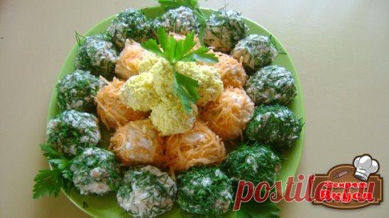 Салатик - Наивкуснейшие шарики!
Ингредиенты:
куриная грудка отварная
отварная морковь
укроп
2 вида сыра (я используя маасдам и король Артур)
майонез
Приготовление:
Курицу режем мелкими кубиками,чем мельче тем лучше
Морковь трем на мелкой терке.
Укроп мелко шинкуем
Сыра я беру 2 вида. Один для обсыпки,другой добавляю в сам салат. Один более пряный,другой нежный. В зависимости от того чего вам хочется больше,то добавляем в саму смесь. Я всегда маасдам использую для посыпки. Трем на мелкой терке.