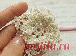 Цветок вязанный крючком. Мастер класс здесь http://labhousehold.com/ru/cvetok-svyazannyj-kryuchkom-sxema.html