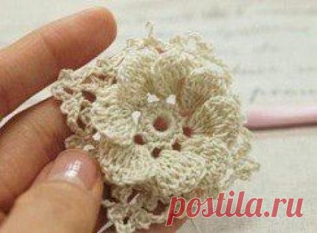 Цветок вязанный крючком. Мастер класс здесь https://labhousehold.com/ru/cvetok-svyazannyj-kryuchkom-sxema.html