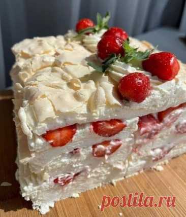 Меренговый торт с нежным кремом и ягодами