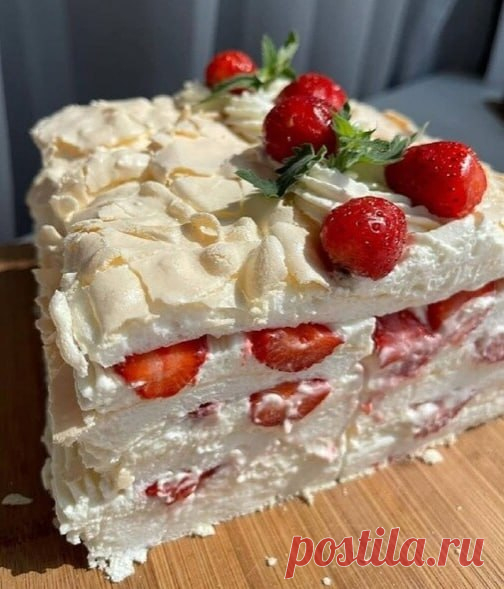 Меренговый торт с нежным кремом и ягодами