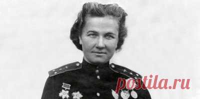 Герой Советского Союза Надежда Попова. К юбилею летчицы из отряда "ночных ведьм". 17 декабря 1921 года родилась Герой Советского Союза Надежда Попова — одна из летчиц женского бомбардировочного полка, которых немцы за сокрушительные ночные атаки называли "ночными ведьмами". Во время Великой Отечественной войны Надежда Попова совершила 852 боевых вылета, вела разведку, уничтожала вражеские объекты на Украине, в Крыму, Белоруссии, Польше и Германии. В честь юбилея…