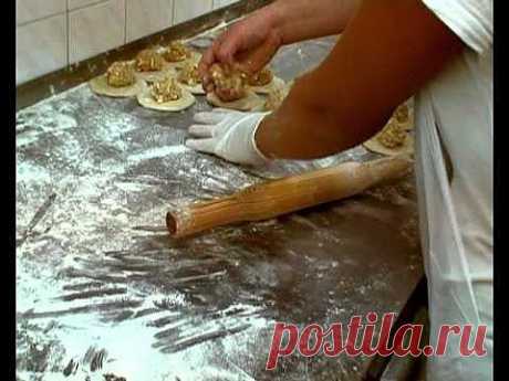 Учимся красиво защипывать пирожки.