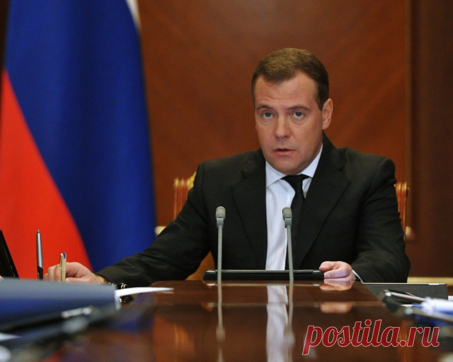 Медведев объявил, что бесплатную приватизацию жилья сделают бессрочной, хотя ранее призывал завязывать с ней 
Премьер-министр РФ Дмитрий Медведев сообщил, что бессрочная бесплатная приватизация жилья в ближайшее время будет оформлена законодательно. Без этого она должна была завершиться 1 марта.
