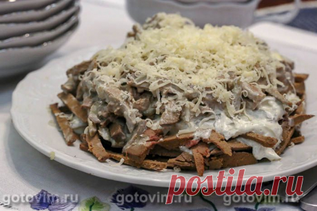 Салат из печени с солеными огурцами. Рецепт с фото Для этого салата подойдет любая печень (говяжья, свиная, куриная). Важна только подготовка субпродуктов перед варкой, т.к. она для каждого вида своя. Куриную печень достаточно промыть, свиную печень желательно вымочить в молоке, и только после этого срезать пленку. Говяжью печенку достаточно только промыть, вырезать протоки и срезать пленку. Дальше салат из печени с соусом и солеными огурцами готовится одинаково.


