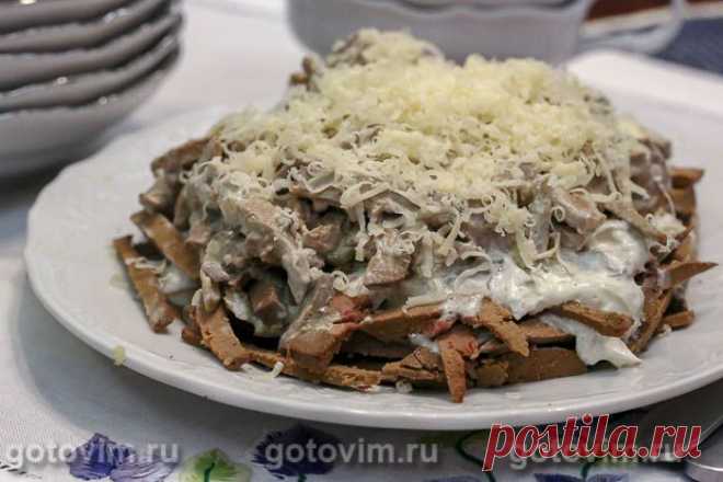Салат из печени с солеными огурцами. Рецепт с фото Для этого салата подойдет любая печень (говяжья, свиная, куриная). Важна только подготовка субпродуктов перед варкой, т.к. она для каждого вида своя. Куриную печень достаточно промыть, свиную печень желательно вымочить в молоке, и только после этого срезать пленку. Говяжью печенку достаточно только промыть, вырезать протоки и срезать пленку. Дальше салат из печени с соусом и солеными огурцами готовится одинаково.


