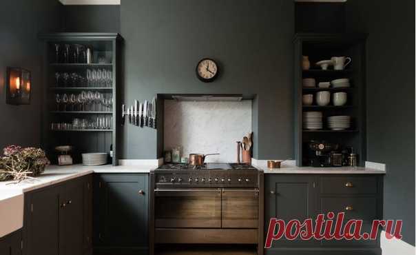 Кухня в стиле неоклассика (современная классика) с раковиной в стиле кантри, открытыми серыми фасадами, серыми фасадами. Нравится расположение раковины у окна!