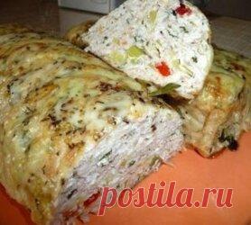 МЯСНОЙ БАТОН Это совершенно простое, вкусное и беспроигрышное блюдо!!!  Особенно, когда лень возиться с котлетами!  И к тому же этот батончик отлично смотрится и на праздничном столе. А уж сколько вкусных фантазий можно воплотить! МЯСНОЙ БАТОН. Б*Ж*У*Ккал на 100 гр. 15.88*9.44*1.07*152.8. Делала так: — 1,5 куриного фарша +  — 1 яйцо и 1 желток +  — мелко порезанные сладкий перец.  — лук порей +  — измельчённые зелень.  — репчатый лук +  — соль и молотая смесь разноцветных перцев.