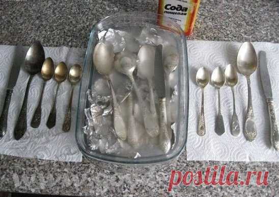 Как очистить до блеска серебро или мельхиор
Берёте лист фольги размером примерно как пара листов формата А4 и 2-3 столовые ложки соды.
Рвете фольгу на кусочки и уложите в какую-либо посуду, высыпайте туда же соду, сложите своё серебришко и мельхиор.
Сверху залить всё это обязательно крутым кипятком. И прямо на ваших глазах происходит волшебство.