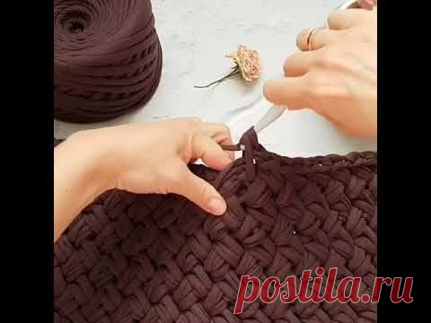 Название: Плетеный узор для вязания ковров и корзин крючком из трикотажной пряжи. -  YouTube | Корзины, сплетенные крючком, Сумки, связанные крючком, Учебник  вязания крючком Найдено в Google. Источник: pinterest.com