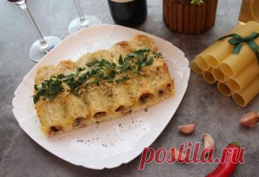 ​Каннеллони с фаршем под соусом бешамель Ингредиенты:Каннеллони &mdash; 6 шт.Фарш свиной &mdash; 200 гЛук репчатый &mdash; 1 шт.Шампиньоны &mdash; 250 гЧеснок &mdash; 2 зубчикаПомидоры протертые &mdash; 3 ст. л.Сыр твердый &mdash; 75 гМука &mdash; 20 гМасло сливочное &mdash; 20 гМолоко &mdash; 200 млМускатный орех &mdash; 1...