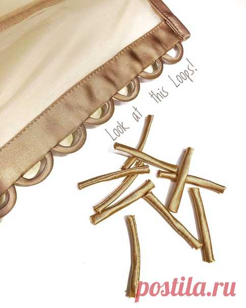 #на_заметку@sewing_school

Ох уж эти петли )) свели с ума не одного новичка в платьях 

Сегодня посмотрим, как сделать их из рулика

1. Нарежьте полосы Ткани по косой. Ширина 3 см
.
2. Сложите пополам вдоль и сделайте воронку с одного края, чтобы легко вывернуть
.
3. Далее строчка 4 мм шириной от сгиба
.
4. Не нужно срезать припуск, если вы хотите такие же толстые круглые петли как у меня
.
5. Для выворачивания я использую специальный крючок, но вы можете вывернуть и с пом...