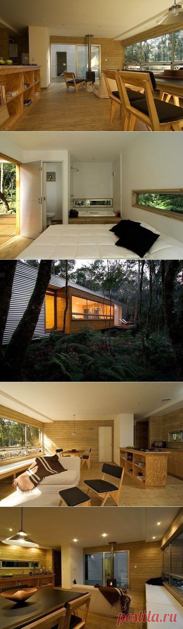 Современная хижина в лесу