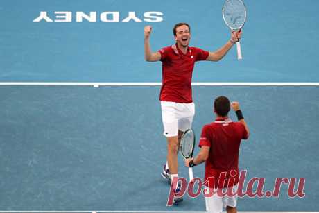 Сборная России одержала победу над французами в первой встрече Кубка ATP. Сборная России одержала победу над командой Франции в первом матче группового этапа Кубка Ассоциации теннисистов-профессионалов (АТР). Россияне оказались сильнее со счетом 2:1. В третьей встрече Даниил Медведев и Роман Сафиуллин обыграли Эдуара Роже-Васслена и Фабриса Мартена со счетом 6:4, 6:4.