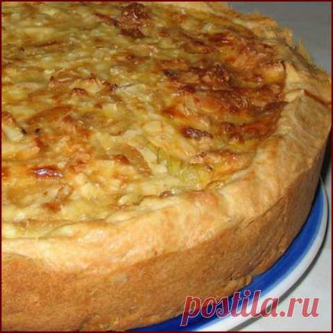 Луковый пирог с плавленными сырками 
Очень сытный и вкусный пирог.
Ингредиенты
Тесто:1 стакан муки,125 гр масла,3 ст ложки сметаны,0,5 ч ложки соды, соль по вкусу. 
Начинка: плавленые сырки 2 шт по 100 гр,3 сырые луковицы,3 яйца.
Пригот…