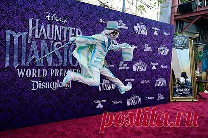 Disney отправила на премьеру мультперсонажей вместо актеров из-за забастовок. Американская студия Disney отказалась от традиционного прохода актеров по красной дорожке на премьере игрового фильма «Особняк с привидениями». Из-за забастовок работников киноиндустрии вместо известных кинозвезд перед камерами позировали артисты Диснейленда — Микки и Мини Маусы, Малефисента, Круэлла и другие.