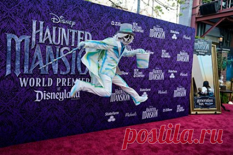 Disney отправила на премьеру мультперсонажей вместо актеров из-за забастовок. Американская студия Disney отказалась от традиционного прохода актеров по красной дорожке на премьере игрового фильма «Особняк с привидениями». Из-за забастовок работников киноиндустрии вместо известных кинозвезд перед камерами позировали артисты Диснейленда — Микки и Мини Маусы, Малефисента, Круэлла и другие.