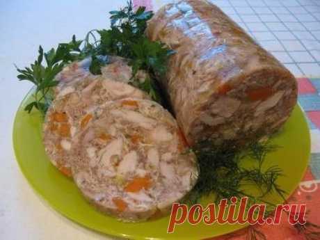 Сальтисон из курицы
Ингредиенты:
1 куриная грудка
3 куриных окорочка
6 зубчиков чеснока
20 гр. желатина
Соль, молотый черный перец, паприка по вкусу

Способ приготовления:
Курицу очистите от кожи и отделите от костей, после чего порежьте на маленькие кусочки. Выдавите в мясо чеснок, после чего добавьте специи и желатин. Тщательно перемешайте и выложите смесь в пакет для запекания. Пакет необходимо герметизировать таким образом, чтобы в него не попала влага. После этого пом...
