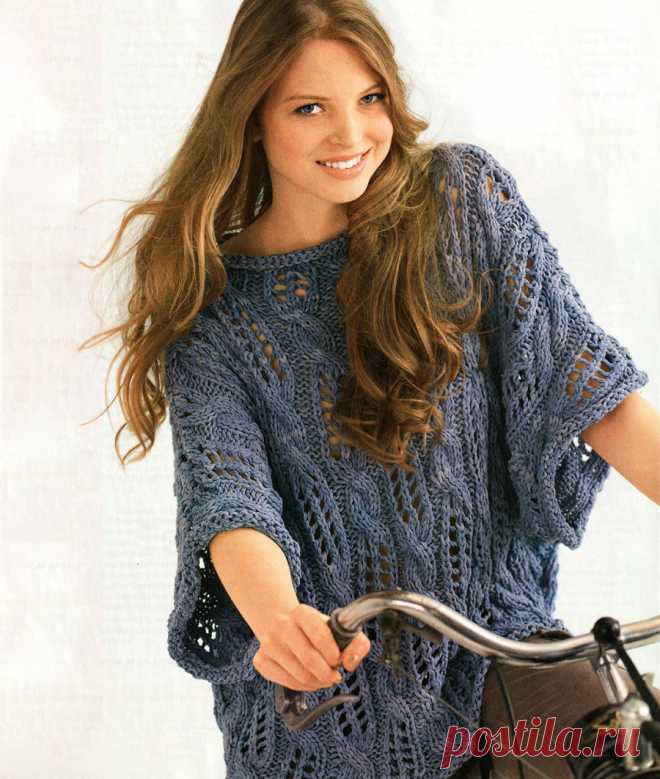 Пуловер оверсайз силуэта кимоно с цельновязаными рукавами связан спицами узором с оригинальной комбинацией сетчатых мотивов и «кос» из 100% хлопка.