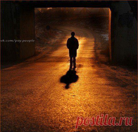 Один раз Учитель спросил у своих учеников: 

– Почему, когда люди ссорятся, они кричат?