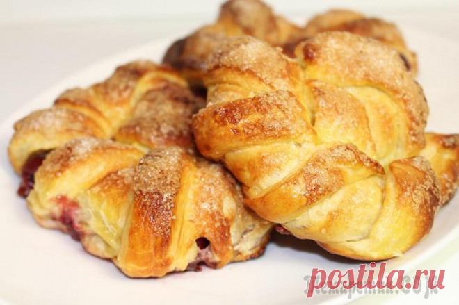 Слоеные булочки с вишней (как красиво завернуть)